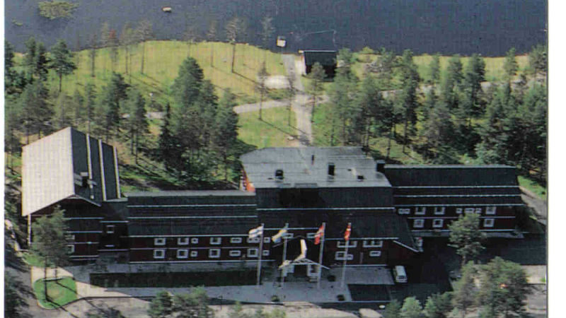 En flygbild av Hotell Jokkmokk och sjn Talvatis