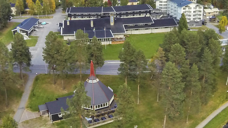 Flygbild ver grnskande Hotell Laponia och Laponiaktan i Arvidsjaur