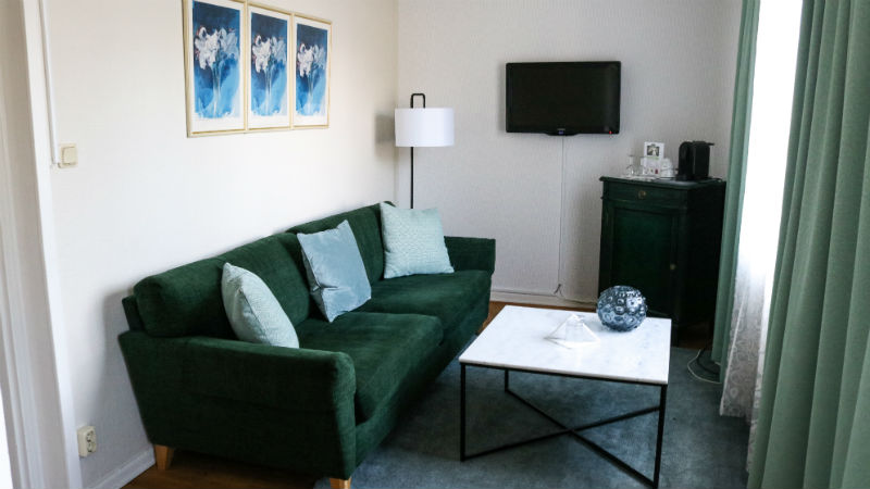 Rum med soffa och TV p Mora Hotell